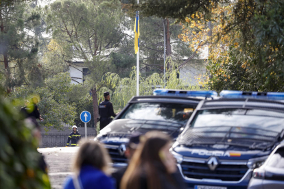 Policies munten guàrdia a prop de l’ambaixada ucraïnesa.
