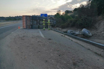 El camió, bolcat a la calçada de l'A-2 a Cervera en sentit Barcelona.