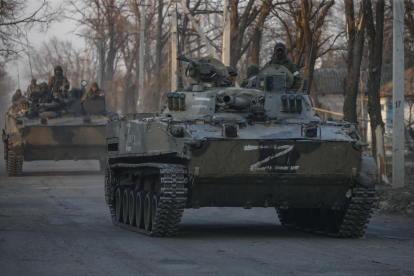 Militares rusos conducen vehículos blindados en Volnovakha, cerca de Donetsk, Ucrania.
