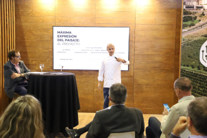 Menú de fruita - El xef del restaurant La Boscana, Joel Castanyé, va presentar ahir en el quart esmorzar d’Inno4agro un projecte que converteix la fruita de Lleida en protagonista de tots els seus plats.