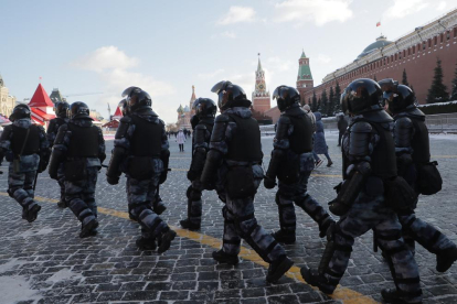 Policía se preparan para las protestas en la plaza Roja de Moscú.