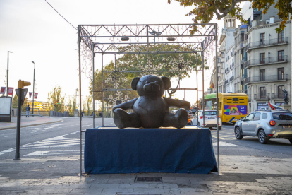 El nuevo oso de Navidad ubicado en la avenida Francesc Macià.