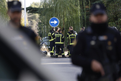 Miembros de la Policía Nacional y los Bomberos desplegados en las proximidades de la Embajada de Ucrania en Madrid este miércoles después de que un empleado resultara herido leve tras la explosión de un artefacto en la sede de la legación diplomática ucraniana.