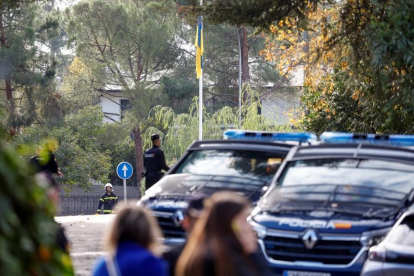 Miembros de la Policía Nacional montan un cordón de seguridad en las proximidades de la Embajada de Ucrania en Madrid
