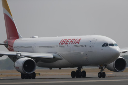Iberia y Repsol operan los primeros vuelos de larga distancia con biocombustible producido en España