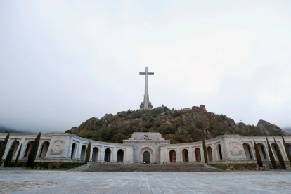 La Basílica del Valle de los Caídos presidida por la gran cruz.