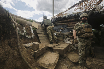 Soldados ucranianos dentro de una trinchera en la provincia prorrusa de Donetsk.