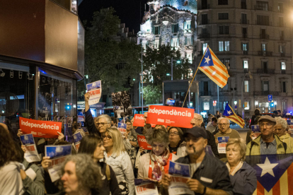 Una concentració celebrada ahir a la nit davant l’Institut Balmes de Barcelona per recordar l’1-O.