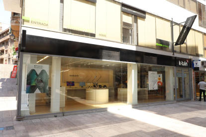En la nueva ubicación del Apple Store en la plaza Sant Joan había una tienda de ropa que se trasladó.