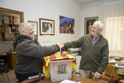 El rector Ramon Balagué y el responsable de la mesa Josep M. Ferreras en el despacho de la rectoría.