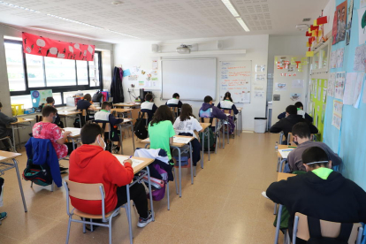 Imatge d'arxiu d'alumnes de Primària d'un col·legi de Lleida, durant les proves de nivell de les competències bàsiques.