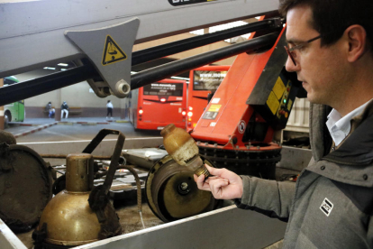 El primer teniente de alcalde de la Paeria, Toni Postius, con una antigua bombilla de la estación de autobuses de Lleida
