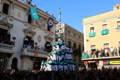 Los Castellers de Vilafranca hacen historia y cargan el inédito pilar de 9 con forro, manillas y puntales
