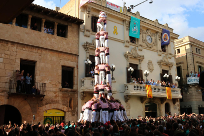 Els Castellers de Vilafranca fan història i carreguen l'inèdit pilar de 9 amb folre, manilles i puntals