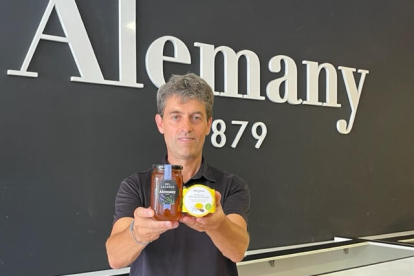 Ferran Alemany, con algunos de los productos premiados. 