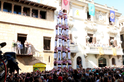 Els Castellers de Vilafranca fan història i carreguen l'inèdit pilar de 9 amb folre, manilles i puntals