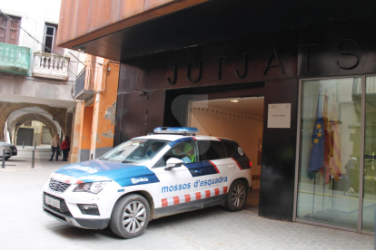 Un cotxe dels Mossos d'Esquadra, que duu la parella detinguda per la mort del seu nadó, entrant a l'ascensor dels jutjats de Balaguer