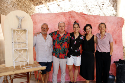 El pintor Josep Minguell, 2º por la izquierda, presentó ayer su proyecto ‘al fresco’ para FiraTàrrega.