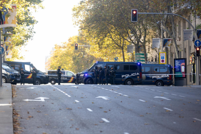 Agentes de Policía en la Embajada de los EE.UU. en Madrid la semana pasada, donde se recibió un paquete bomba.