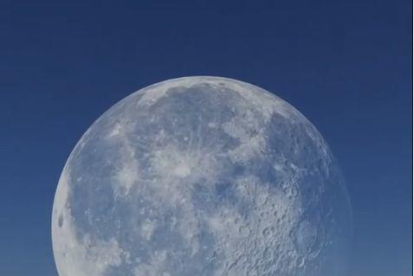 El vídeo viral d'una lluna gegant que s'atansa a la terra és fals