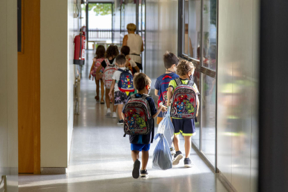 Alumnes entrant en una escola en una imatge d'arxiu.