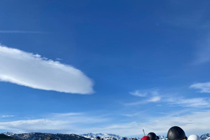Imatge d’alguns dels esquiadors que ahir van visitar Baqueira i, a la imatge de la dreta, una baixada a les pistes de Tavascan.