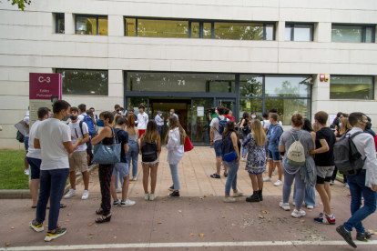 Alumnos en el campus de Cappont de Lleida justo antes de iniciar la selectividad en una imagen de archivo.