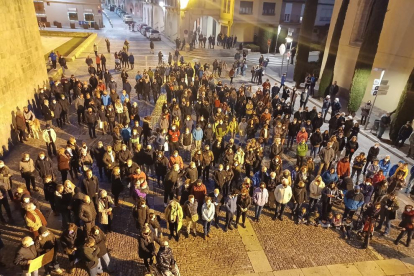 Unes 200 persones es van congregar ahir a la plaça dels Oms de la Seu d'Urgell