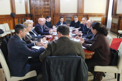 Reunión entre el presidente de SEIASA, Francisco Rodríguez, y el subdelegado del gobierno español en Lleida, José Crespín, con representantes de los regantes de los Canals d'Urgell.