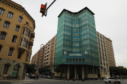 Imagen del conocido como edificio de los sindicatos o “Ducados”, situado entre las avenidas de Blondel y Catalunya. 