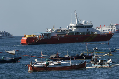 Equipos de rescate buscan submarino desaparecido en Indonesia.