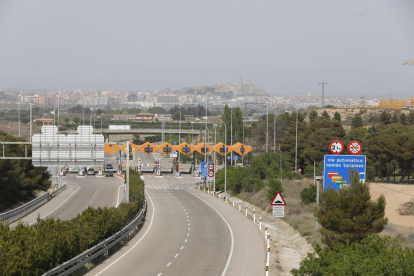 Imatge recent del peatge de l’autopista AP-2 i la ciutat de Lleida al fons.