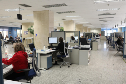 Varios empleados trabajan en una oficina de la Agencia Tributaria.