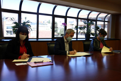 La presidenta de l'FMC, Olga Arnau; el conseller d'Educació, Josep Gonzàlez-Cambray; i la vicepresidenta de l'AMC, Mercè Bosch, signant l'acord.