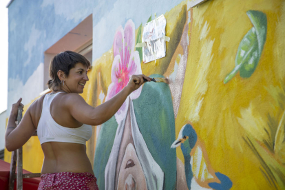 Aral, artista tarragonina de les Cases d’Alcanar, dibuixant al recinte de les piscines.
