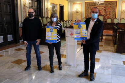 L'alcalde de Lleida, Miquel Pueyo, amb els regidors Sandra Castro i Jaume Rutllant, mostren cartells informatius en ucraïnès per facilitar l'acollida dels refugiats que arribin a la ciutat