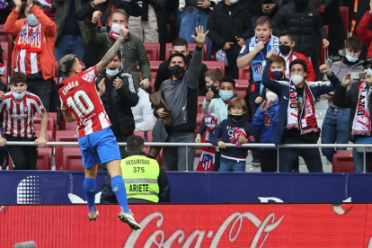 Correa celebra uno de los dos goles con los que ayer le dio la victoria al Atlético.