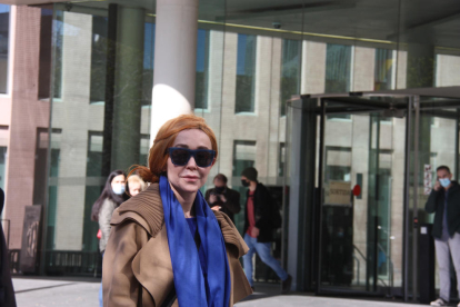 La exmujer de Josep Maria Mainat, Angela Dobrowolski, llegando a la Ciudad de la Justicia de Barcelona.