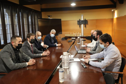 Un moment de la reunió entre els nous representants del Lleida Esportiu i els de la Paeria.