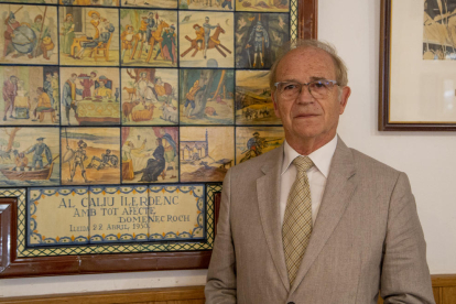 Manel Gigó, davant d’un mosaic dedicat al Caliu Ilerdenc, a la sala d’actes d’aquesta entitat cultural.