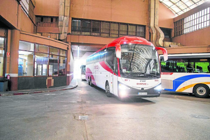 Vergonzoso. La terminal ha sido limpiada con agua a presión, pero la suciedad que acumulaba se remonta a hace décadas, como muestra la foto de la izquierda, y los lavabos, ahora fuera de servicio, son irrecuperables.