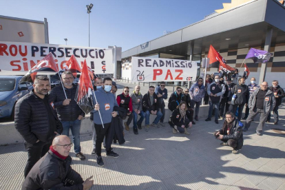 Los trabajadores y sindicalistas en la protestas de ayer en Cervera.