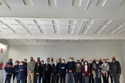Foto de grup ahir a Isona de la consellera de Cultura, Natàlia Garriga, amb els titulars de la Xarxa de Museus, alcaldes, el bisbe de Solsona i el president de la Diputació.