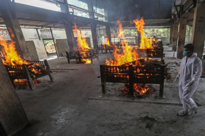 Un treballador crema diverses persones mortes per Covid-19.