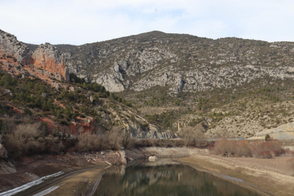 Imatge d'arxiu de la cua de l'embassament d'Oliana vista des del municipi de Coll de Nargó, on es pot apreciar el baix nivell de reserves del pantà.