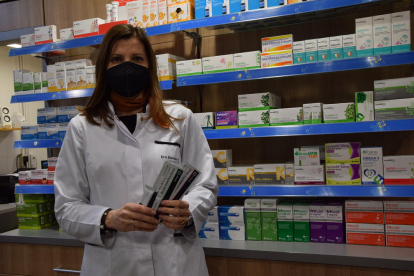 Matilde Barios de la farmacia Barios de La Seu muestra varios test de antígenos.