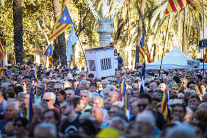 Una urna emerge de entre la multitud que ayer se congregó en en el Arc de Triomf de Barcelona en el quinto aniversario del cónclave.