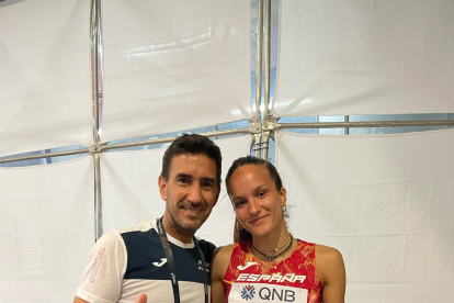 Berta Segura, junto a su entrenador Ivan Espílez, ayer después de competir en las series de los 400 metros.