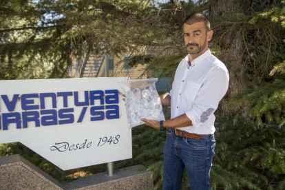 Oriol Borràs sujeta una de las bolsas de hielos de su empresa, Borràs Congelados y Helados.