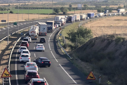 L’A-2 va registrar cues de quatre quilòmetres ahir a Tàrrega arran d’una col·lisió.